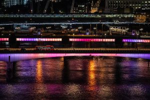 Мосты через Темзу стали арт-проектом