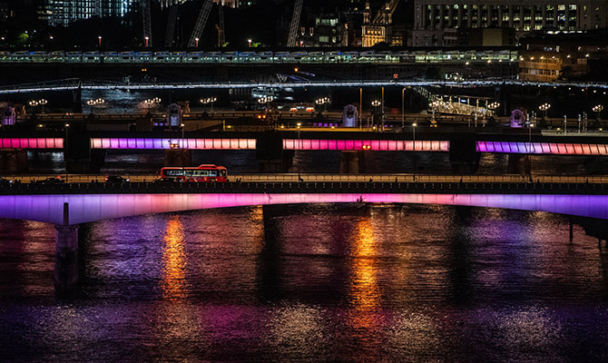 Мосты через Темзу стали арт-проектом