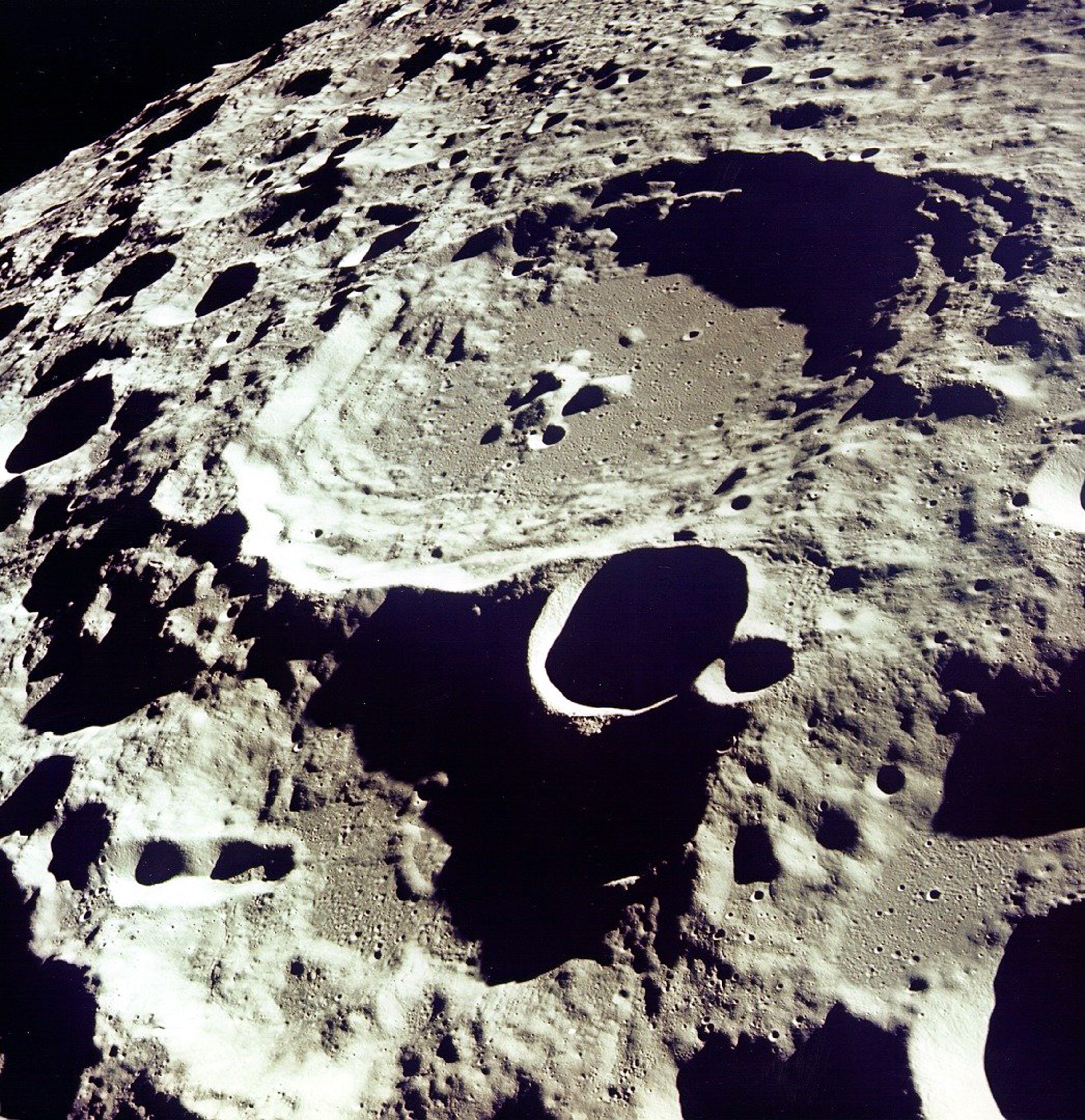 Луна поверхность кратеры. Аполлон (лунный кратер). Дедал (лунный кратер). Эйткен кратер на Луне. Кратер (2023).