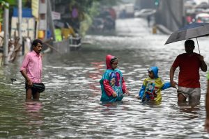 Из-за ливней в Мумбаи люди утонули на обочинах дорог