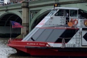 В Лондоне прогулочный катер врезался в Вестминстерский мост