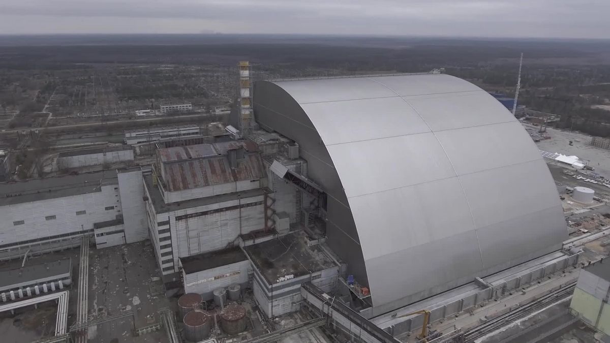 Четвертый реактор ЧАЭС закрыли новым куполом