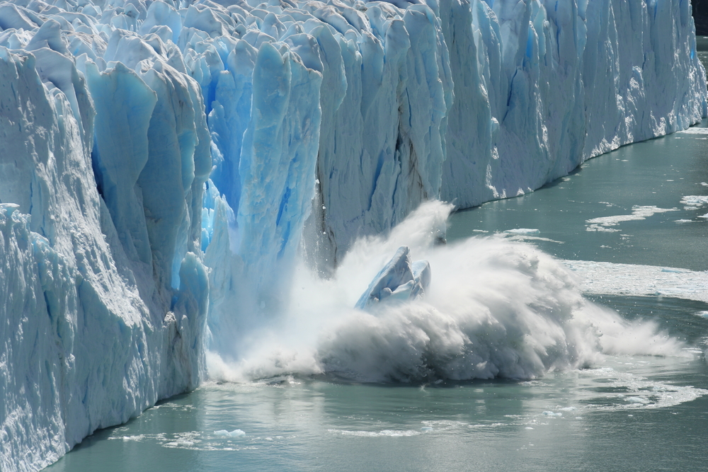 В Антарктике лед тает гораздо быстрее, чем в Арктике.Вокруг Света. Украина