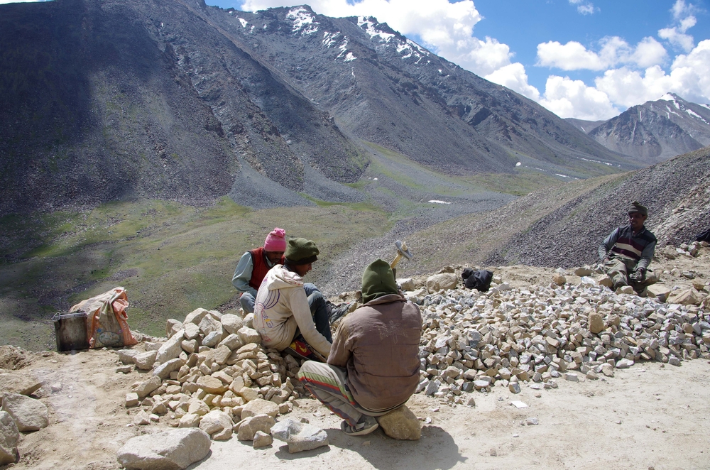 В Гималаях ремонтируют самые высотные в мире дороги