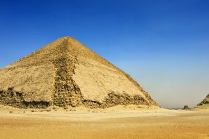 В Египте для туристов открыли «согнутую» пирамиду