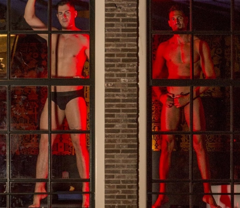 В окнах квартала красных фонарей в Амстердаме появились мужчины.Вокруг Света. Украина