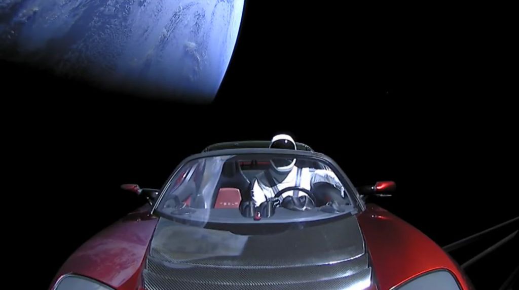 Манекен за рулем Tesla Roadster облетел вокруг Солнца