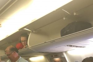В США стюардесса во время рейса залезла на багажную полку