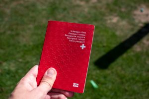 В Швейцарии отказали в гражданстве экающей женщине