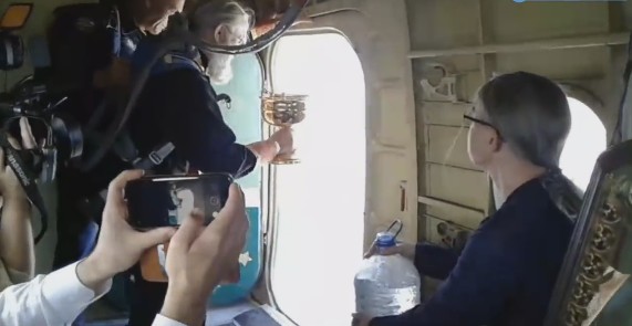 Жителей Твери освятили с самолета, чтобы  избавить от пьянства.Вокруг Света. Украина