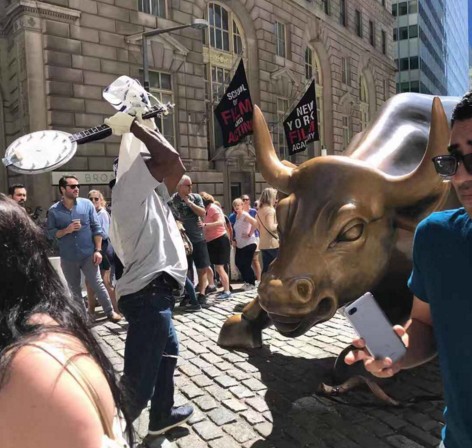 В Нью-Йорке музыкант напал на статую быка на Уолл-стрит.Вокруг Света. Украина