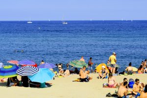 На пляжах Барселоны жертвам ограблений выдают наборы для выживания