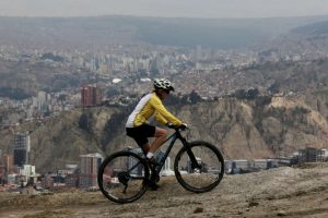70-летняя боливийка преодолела 60 км высокогорной велогонки