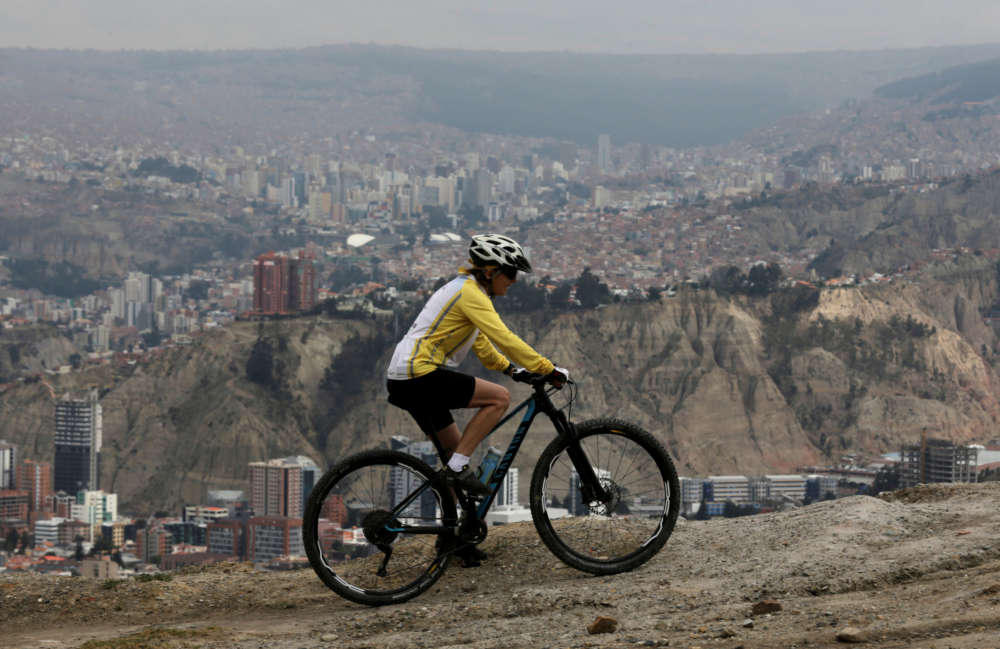 70-летняя боливийка преодолела 60 км высокогорной велогонки