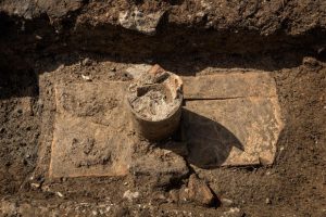 Во Франции нашли римский некрополь, где поили покойников