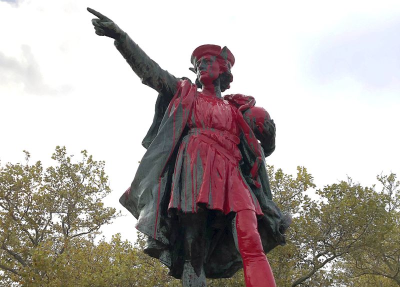 В США два памятника Колумбу облили красной краской