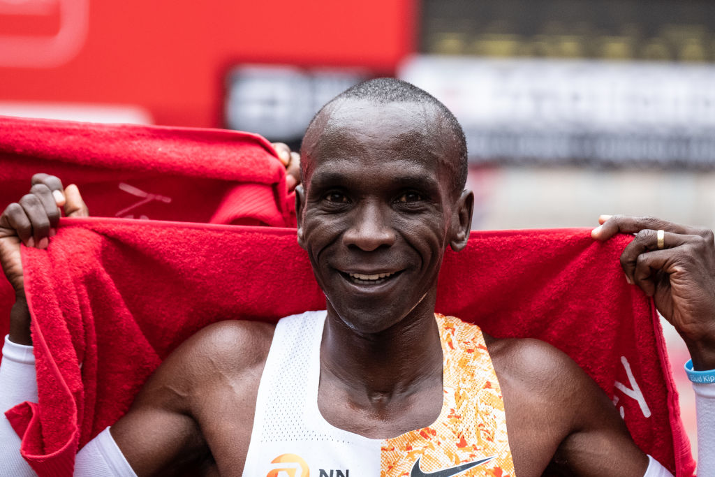Бегун из Кении поставил исторический рекорд: марафон меньше чем за 2 часа