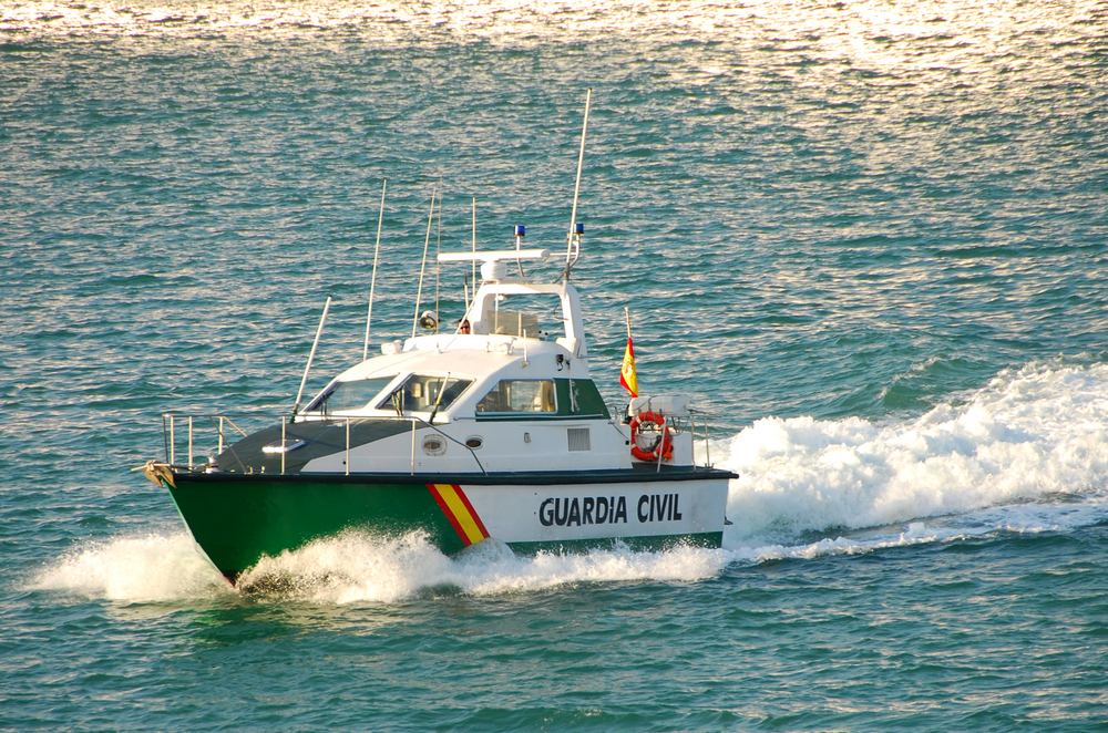 В Испании контрабандисты спасли в море полицейских