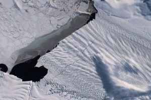 От стремительно тающего ледника Антарктики скоро отколется гигантский айсберг