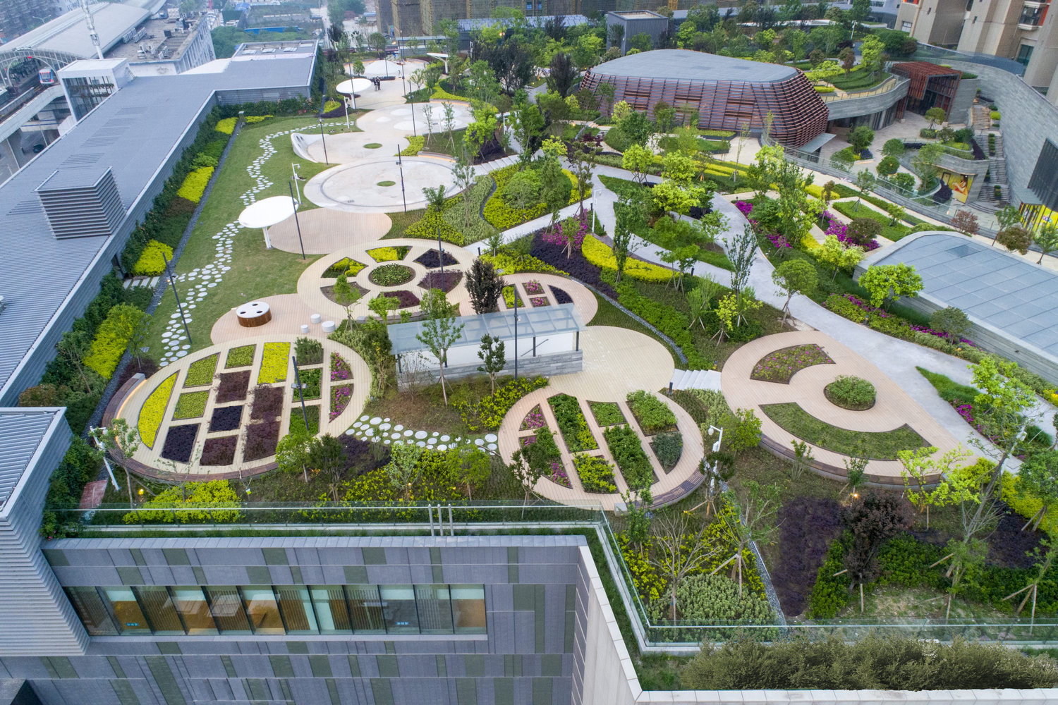 В Китае открыли парк на крыше торгового центра.Вокруг Света. Украина
