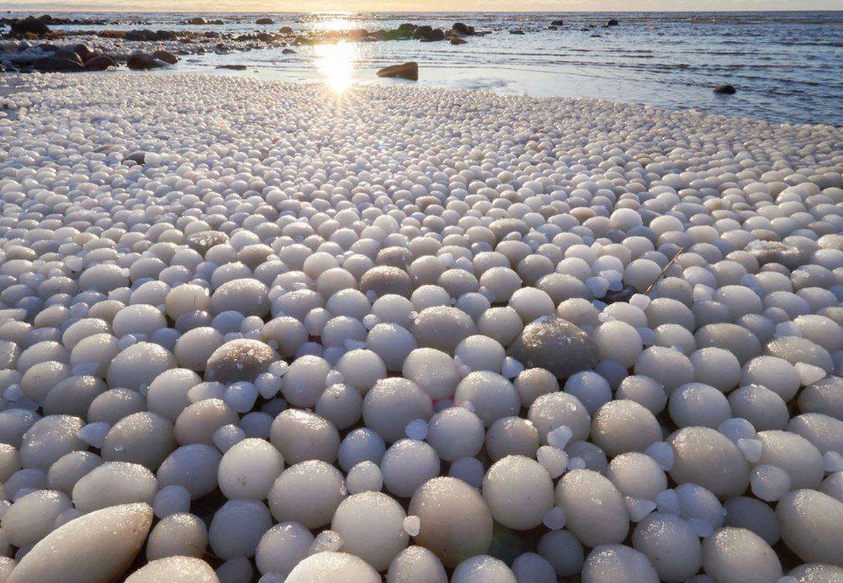 Финский пляж заполонили ледяные яйца