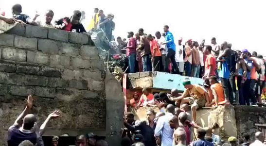 В Конго самолет с пассажирами врезался в жилой дом
