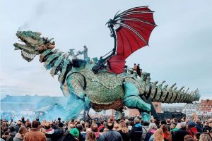 Во Франции туристов катает 25-метровый дракон