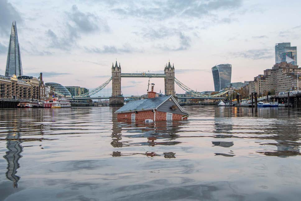 Зачем экоактивисты затопили в Лондоне макет пригородного дома?.Вокруг Света. Украина