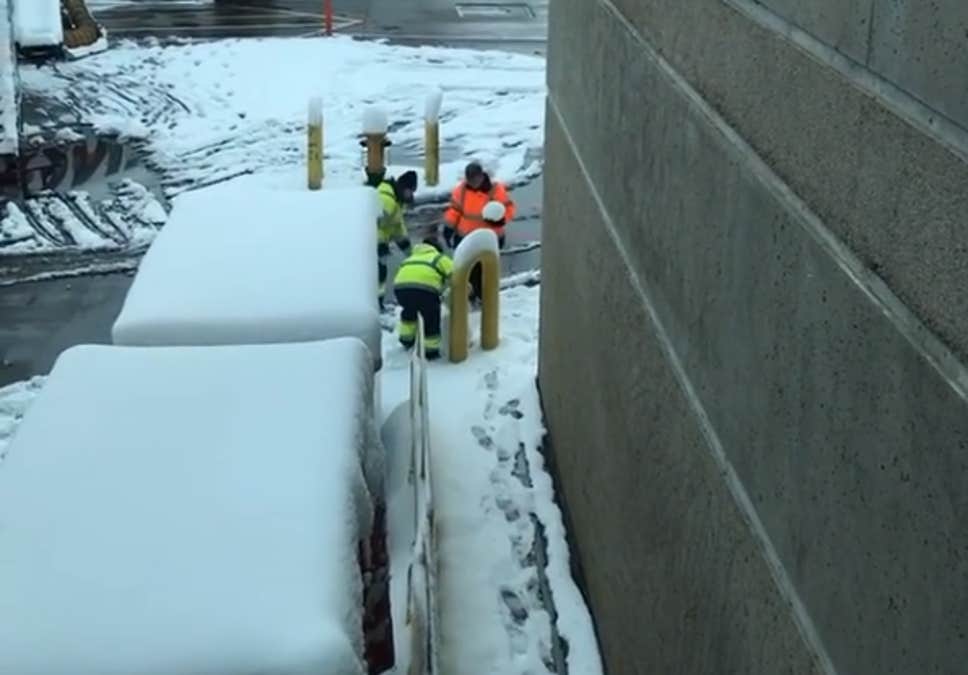 Как это мило: авиадиспетчеров поймали за лепкой снеговика (видео)