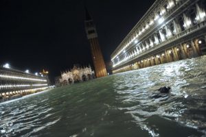 В Венеции потоп: уровень воды приближается к 50-летнему рекорду