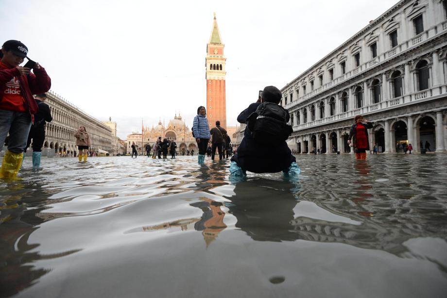 В затопленной Венеции чуть не утонул турист во время селфи