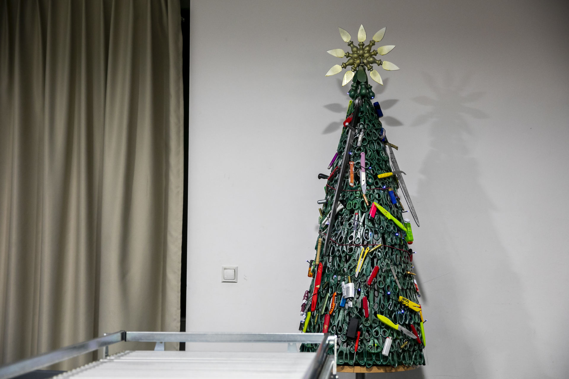 В аэропорту Вильнюса поставили елку из запрещенных предметов.Вокруг Света. Украина