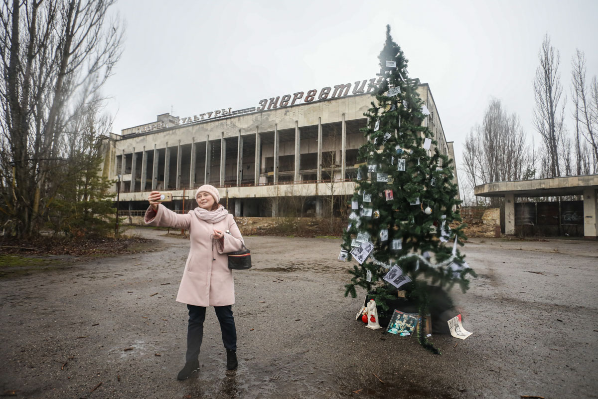 В Припяти впервые после аварии установили новогоднюю елку: видео