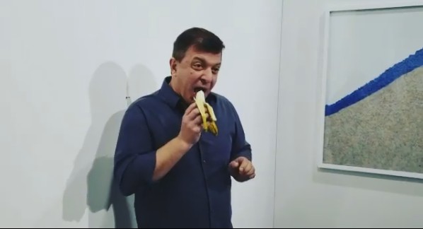 Посетитель выставки съел банан за 120 тысяч долларов
