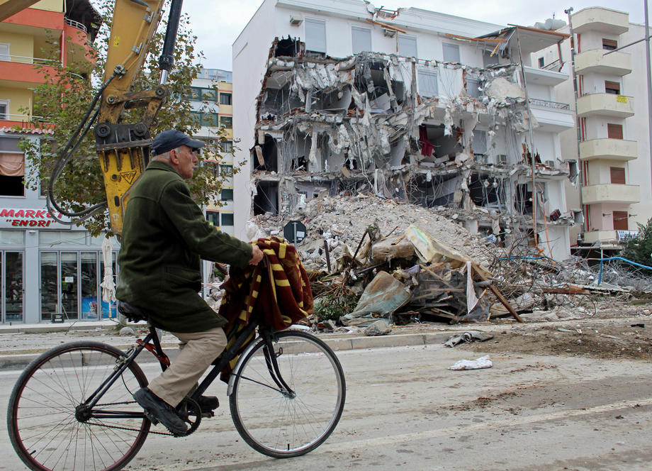В Албании сносят здания, пострадавшие от землетрясения