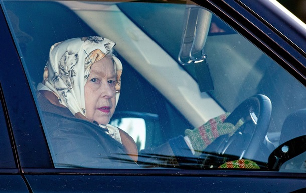 93-летняя Елизавета II напугала подданных, сев за руль