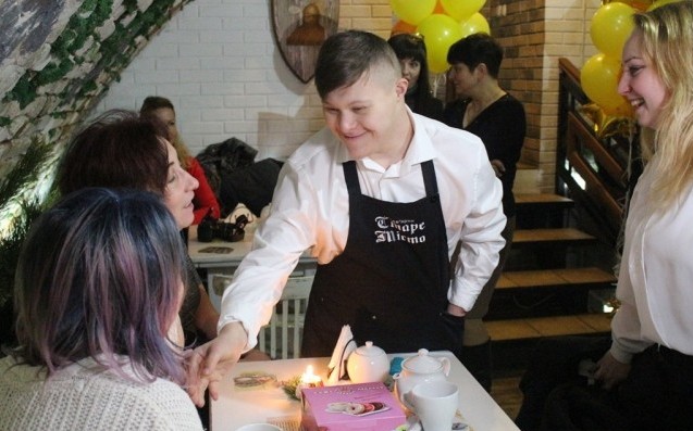 В Украине появилась первая кофейня, где работают люди с синдромом Дауна.Вокруг Света. Украина