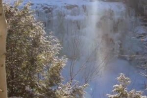 В США у замерзшего водопада кружится алмазная пыль (видео)