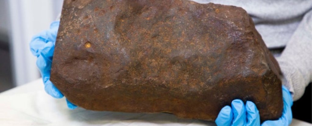 Австралиец несколько лет пытался расколоть метеорит, полагая, что это золотой самородок.Вокруг Света. Украина