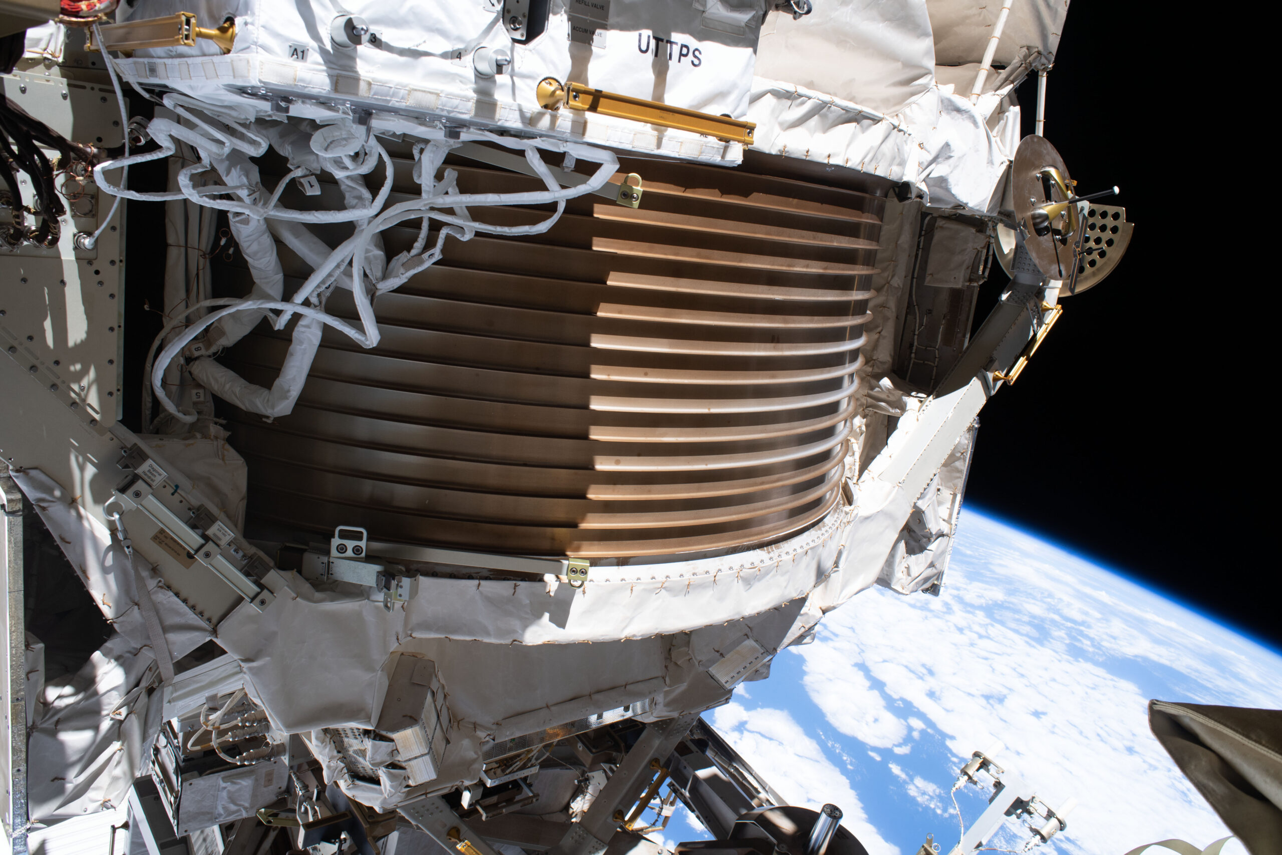Астронавты МКС закончили ремонтировать прибор для поиска темной материи