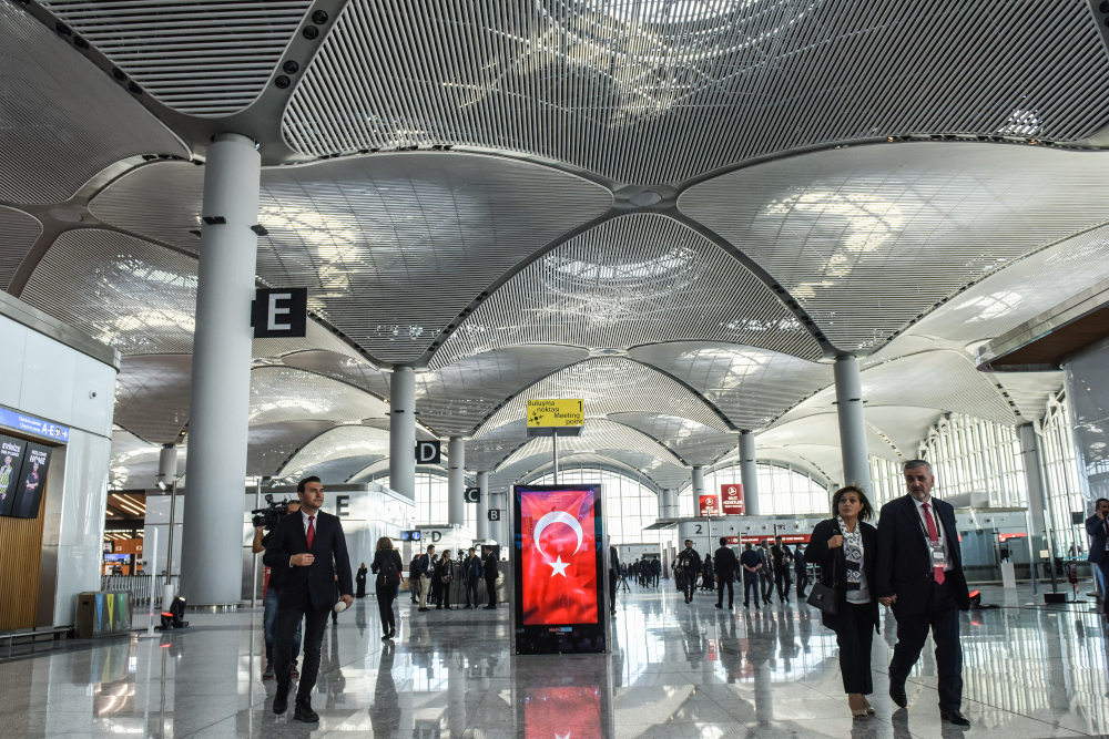 В аэропорту Стамбула запретили встречать пассажиров с именными табличками.Вокруг Света. Украина