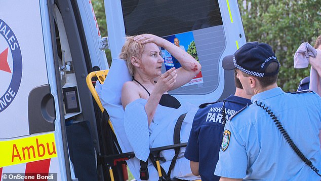 В Австралии огромная волна смыла пару туристов, мужчина погиб