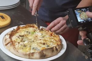 Французы испекли пиццу с рекордным количеством сыров