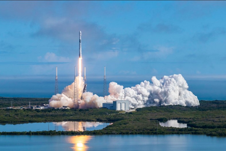 SpaceX потеряла ступень ракеты при отправке спутников