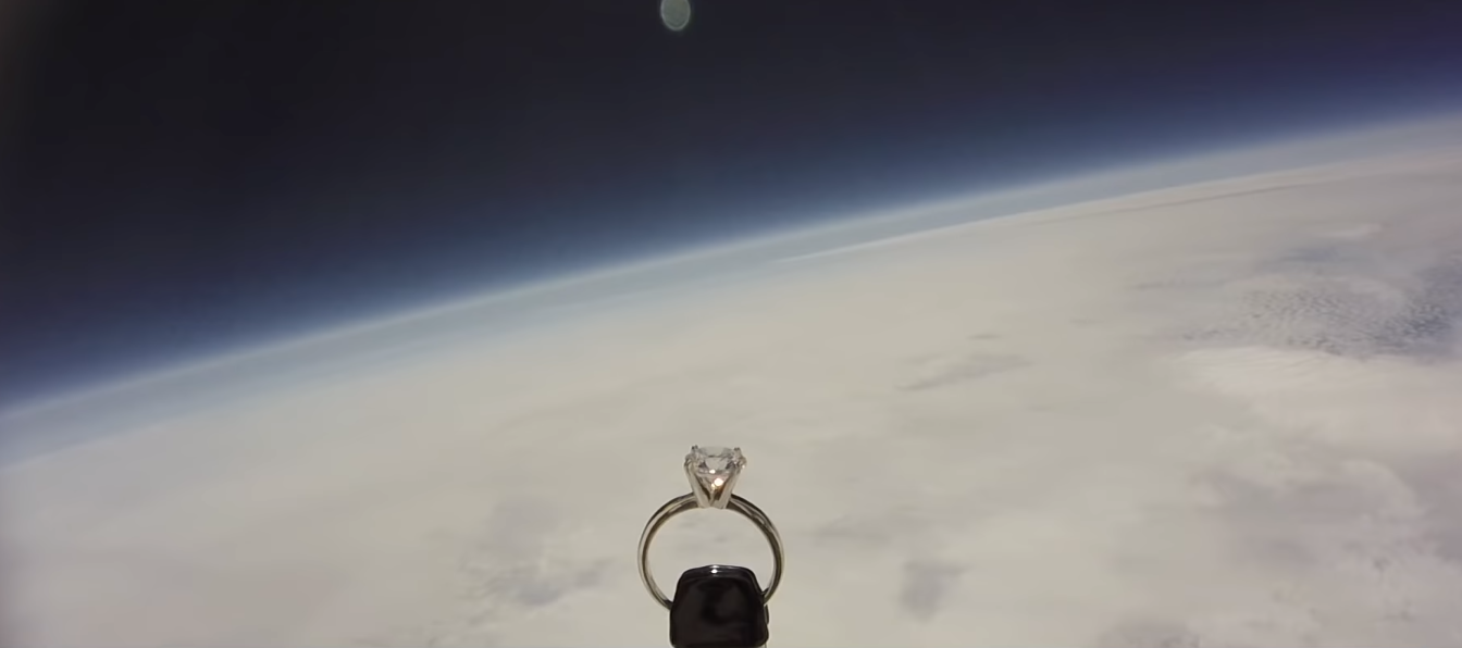Пилот ВВС США отправил в космос обручальное кольцо, чтобы сделать предложение любимой