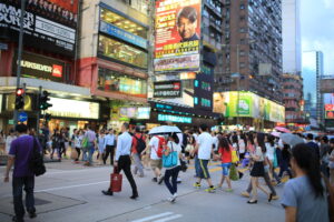В Гонконге каждому совершеннолетнему жителю выдадут 1300 долларов