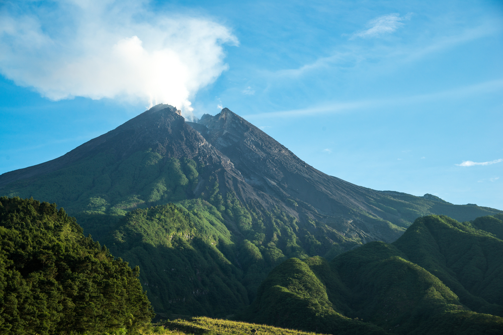 В Индонезии произошло извержение вулкана Мерапи (видео).Вокруг Света. Украина