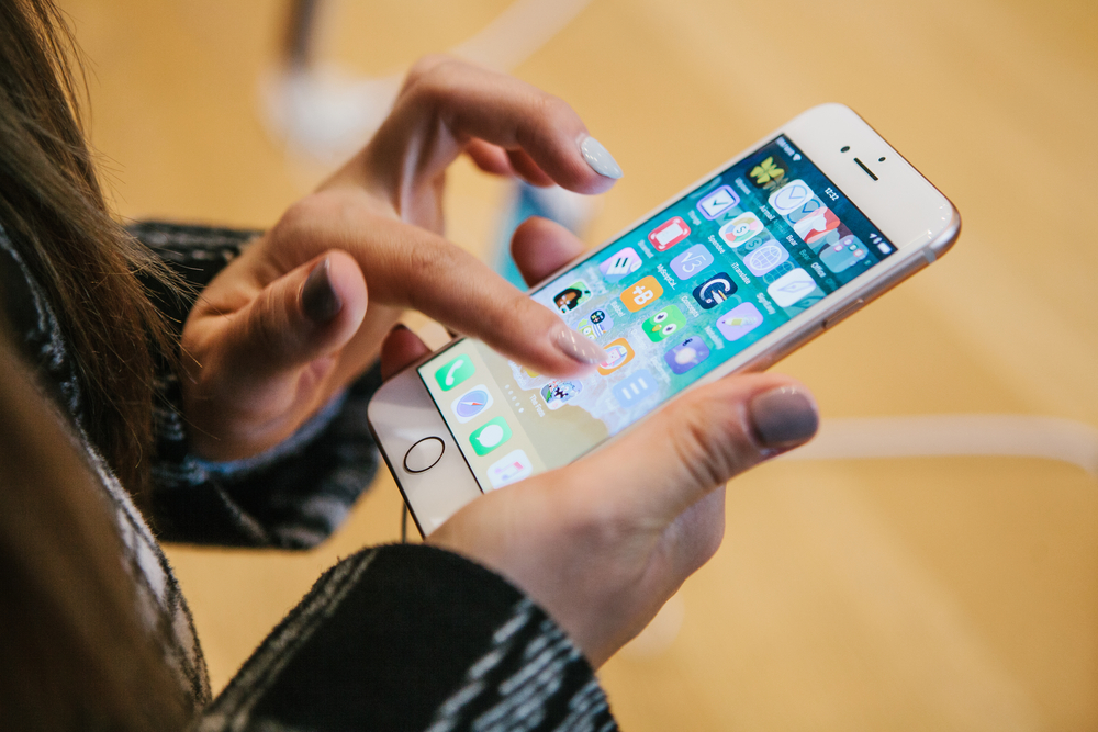 Apple запретила изображать в фильмах злодеев с iPhone - режиссер «Достать ножи».Вокруг Света. Украина