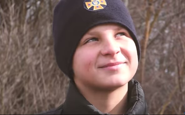 Львовский подросток с риском для жизни спас собаку из теплотрассы.Вокруг Света. Украина