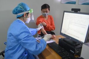 В Китае 100-летний мужчина с сердечной недостаточностью вылечился от коронавируса